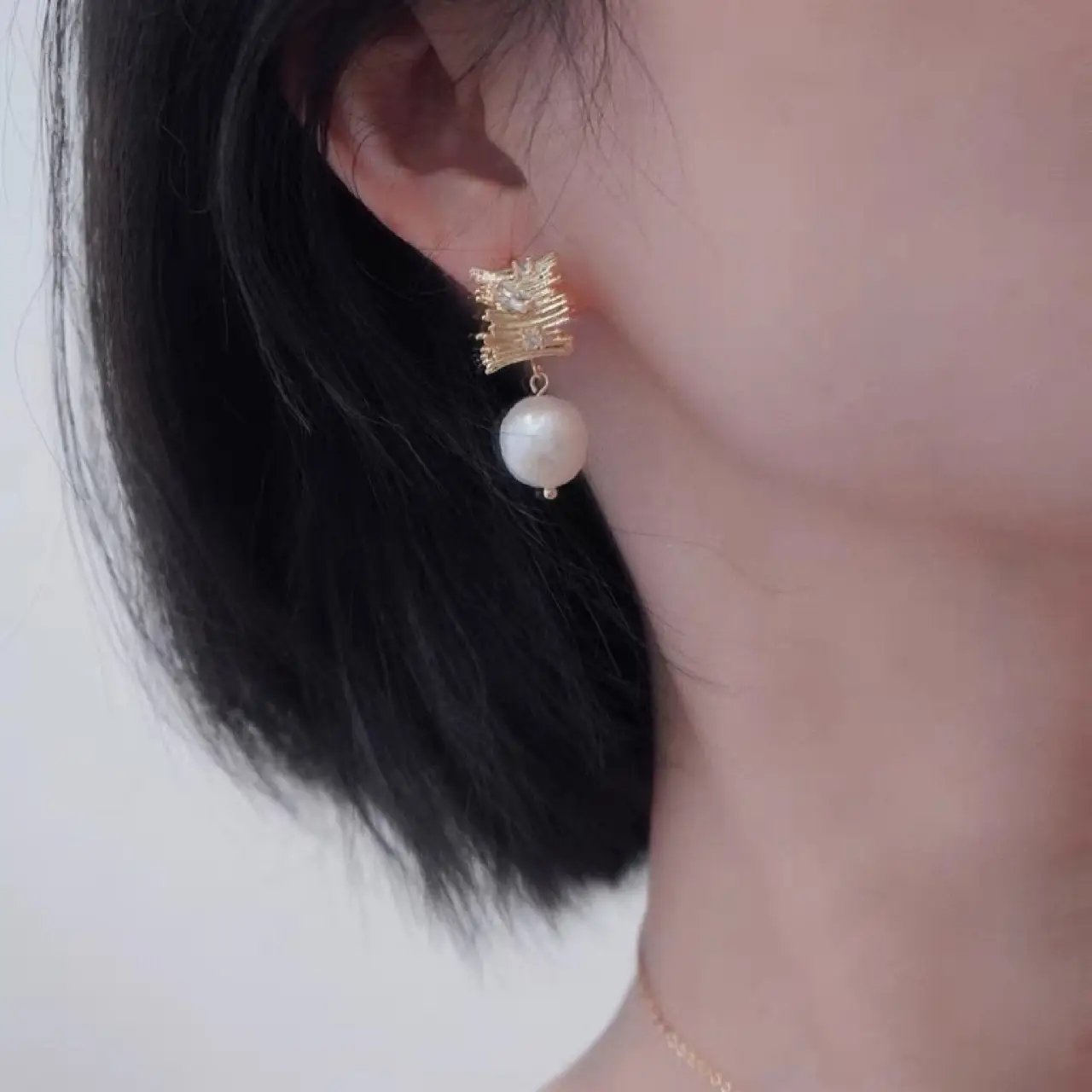 Gold Pearl Earrings for Women Autumn Winter Fashion - Image 4