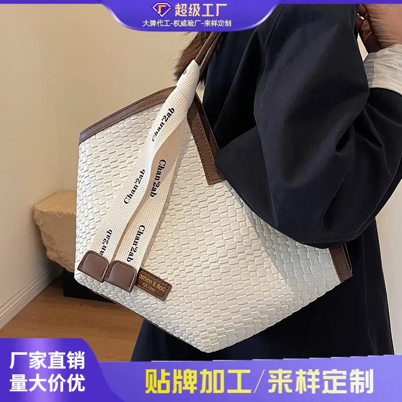 Women's Large Capacity Brown Crocodile Texture Shoulder Bag - Image 4