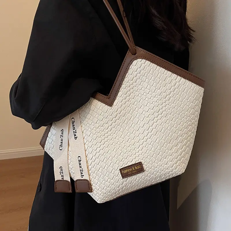 Women's Large Capacity Brown Crocodile Texture Shoulder Bag - Image 5