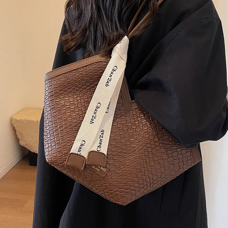 Women's Large Capacity Brown Crocodile Texture Shoulder Bag - Image 6