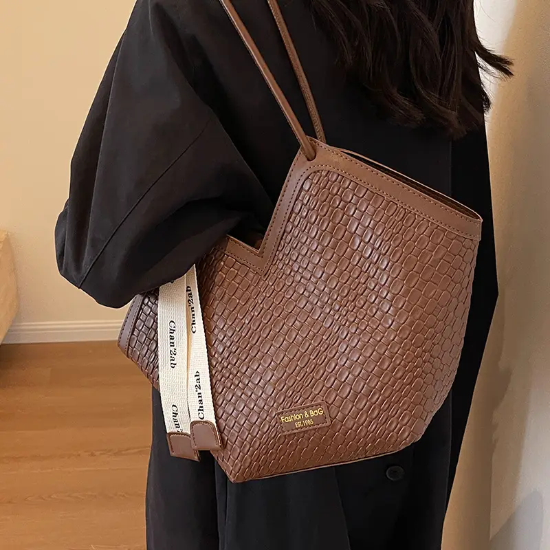 Women's Large Capacity Brown Crocodile Texture Shoulder Bag - Image 7