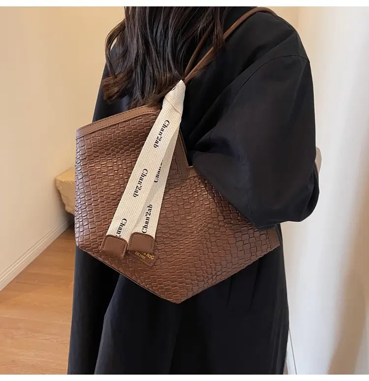 Women's Large Capacity Brown Crocodile Texture Shoulder Bag — feature 17