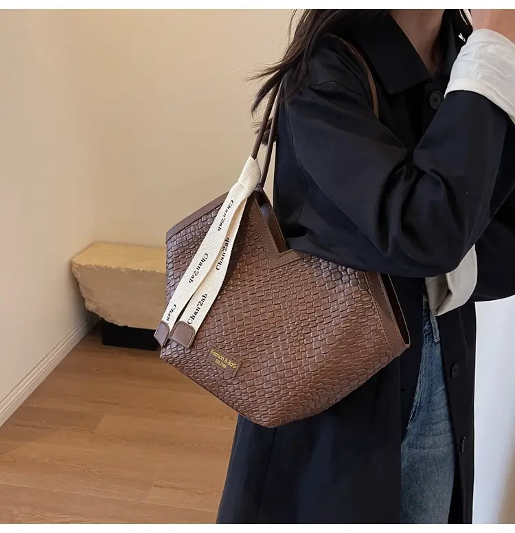 Women's Large Capacity Brown Crocodile Texture Shoulder Bag — feature 18