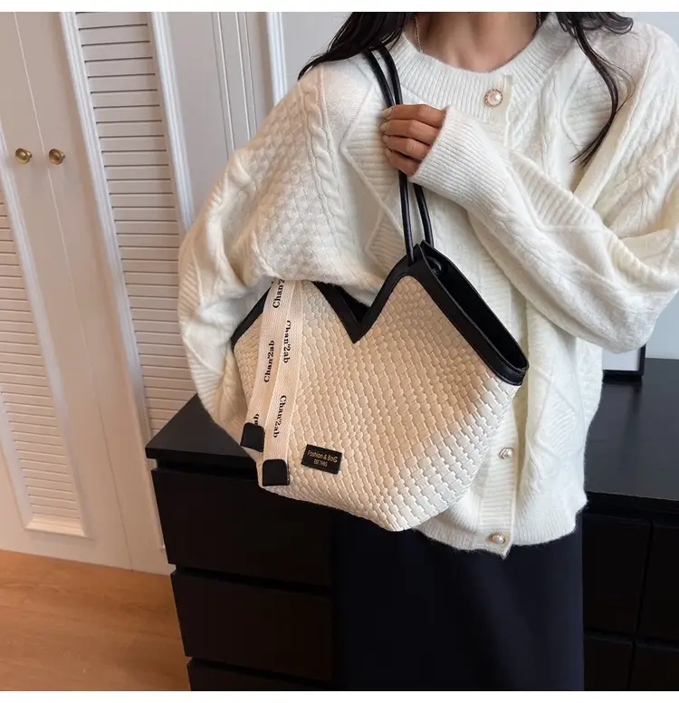 Women's Large Capacity Brown Crocodile Texture Shoulder Bag — feature 24