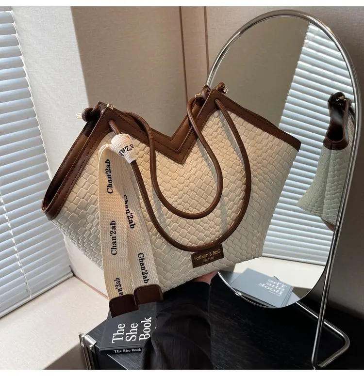 Women's Large Capacity Brown Crocodile Texture Shoulder Bag — feature 26