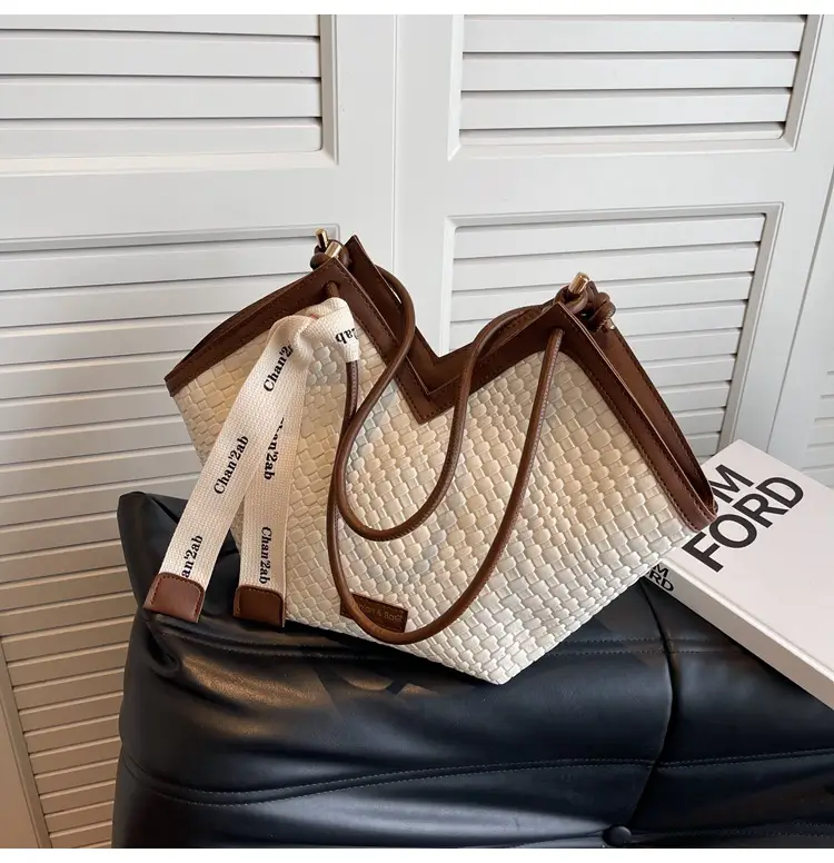 Women's Large Capacity Brown Crocodile Texture Shoulder Bag — feature 27
