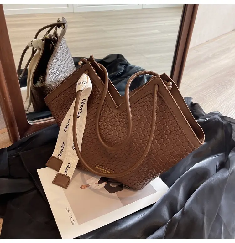 Women's Large Capacity Brown Crocodile Texture Shoulder Bag — feature 29