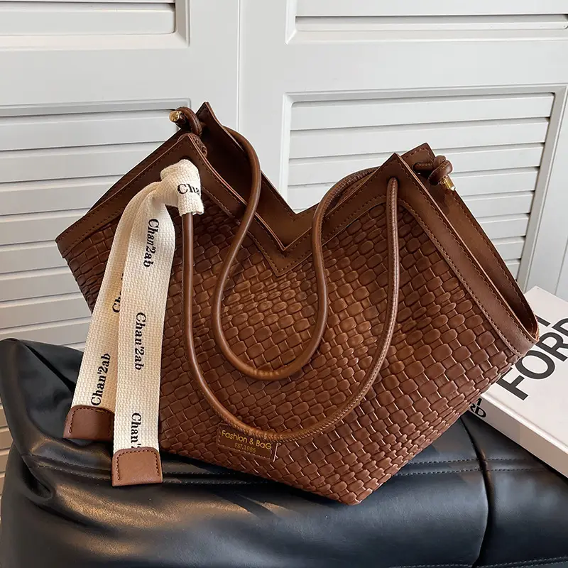 Women's Large Capacity Brown Crocodile Texture Shoulder Bag - Image 2
