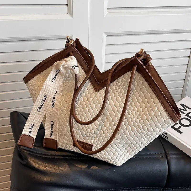 Women's Large Capacity Brown Crocodile Texture Shoulder Bag - Image 3
