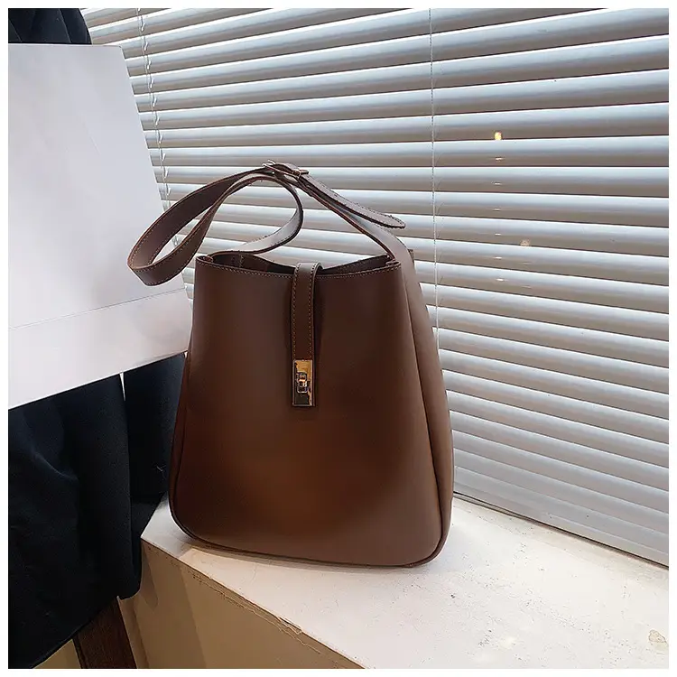 Women's Large Capacity Shoulder Crossbody Bag Brown Gold Clasp — feature 23