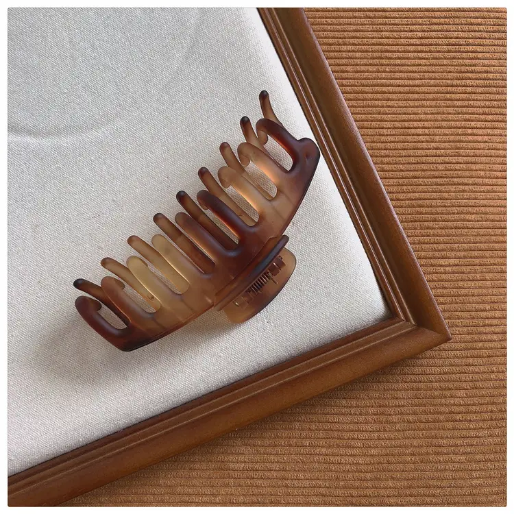 Amber Shark Clip for Women Hairpin Maillard Brown - Image 2
