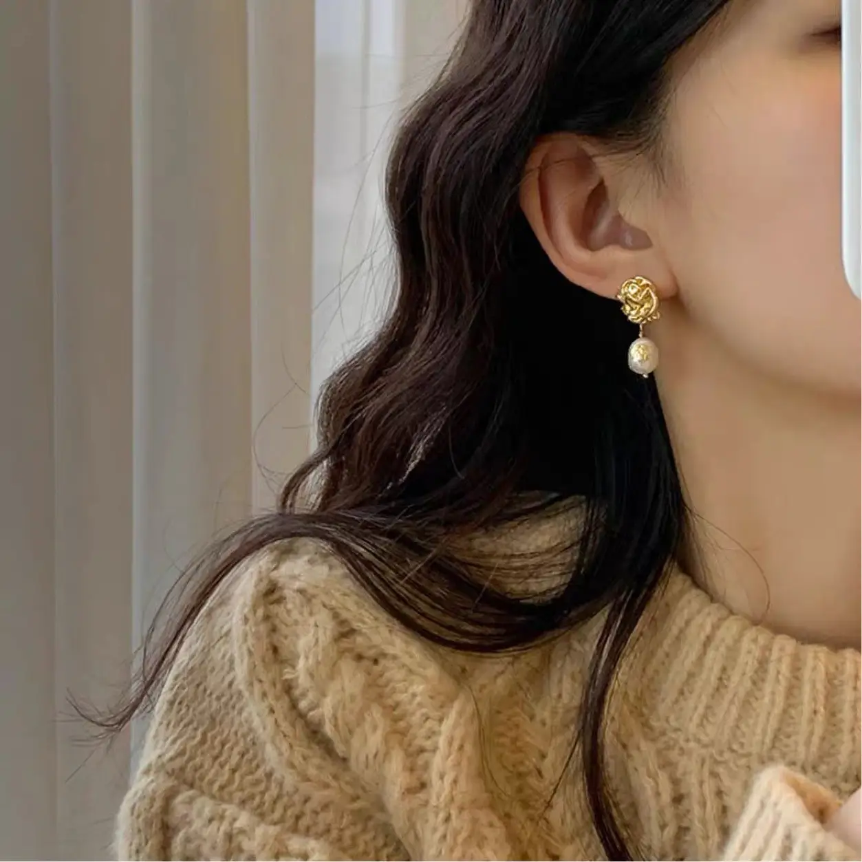 925 Silver Pearl Earrings Gold Foil Flower Design - Image 3