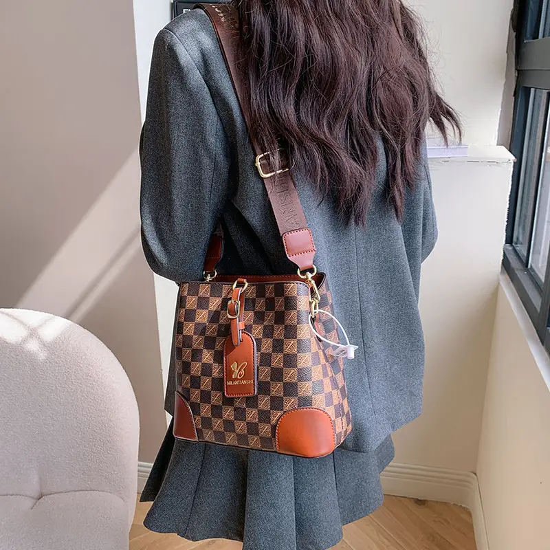 Women's Letter Printed Shoulder Bag Brown Tan 2024 - Image 5