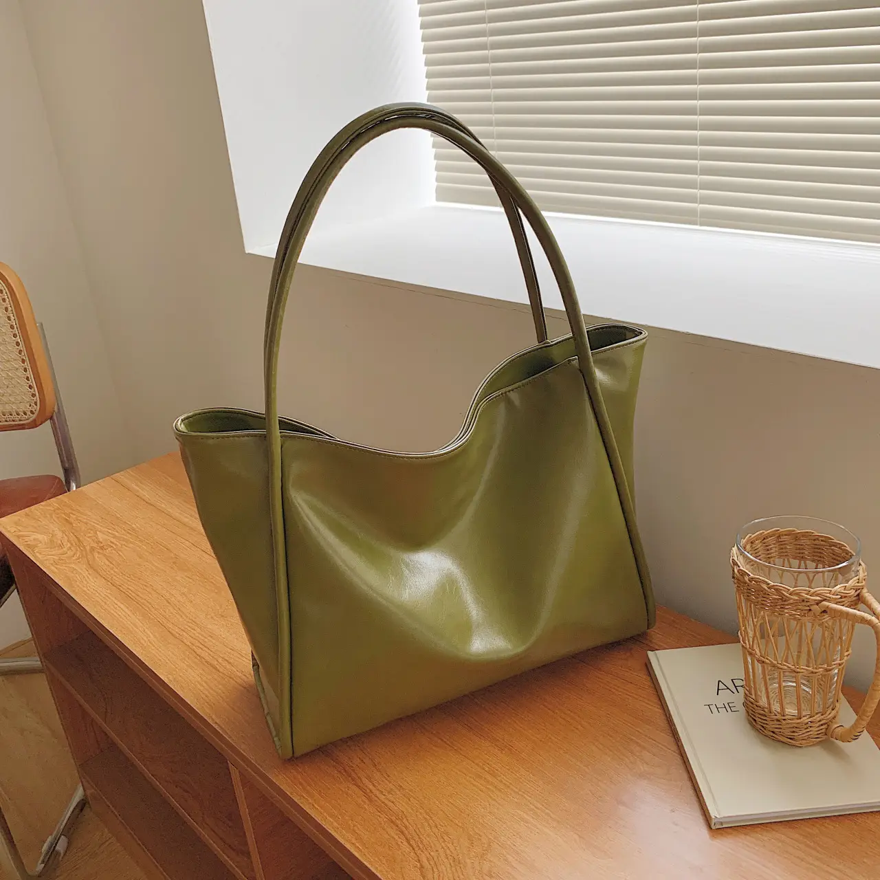 Women's Large Capacity White Tote Bag with Handles - Image 3