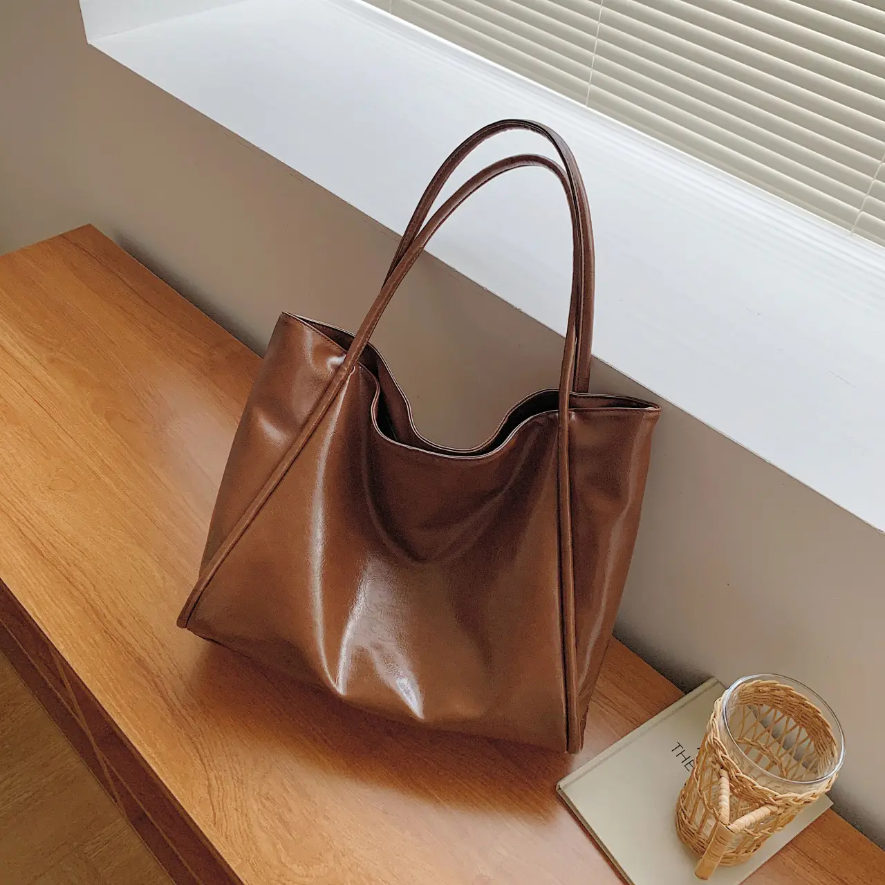 Women's Large Capacity White Tote Bag with Handles - Image 4