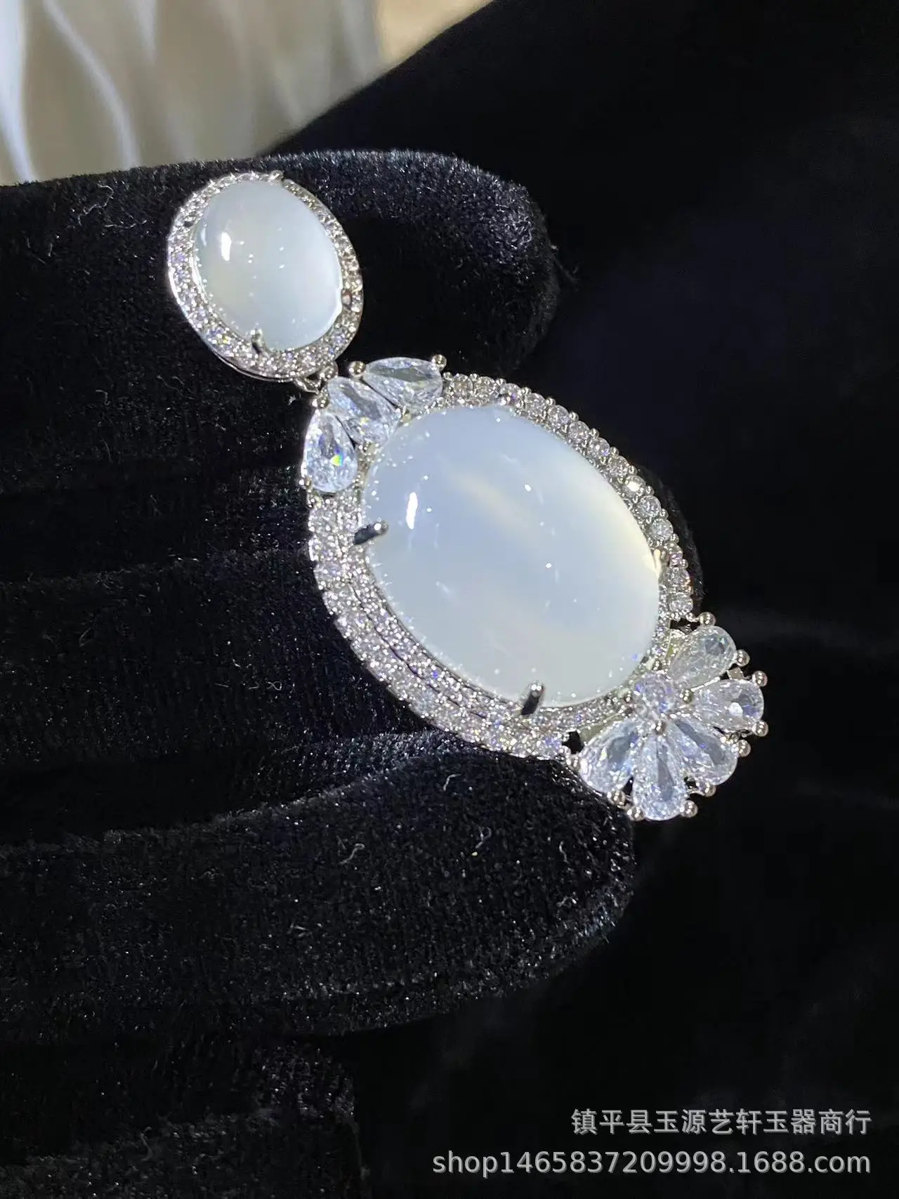 High Ice Chalcedony Egg Pendant 925 Silver Plated - Image 4