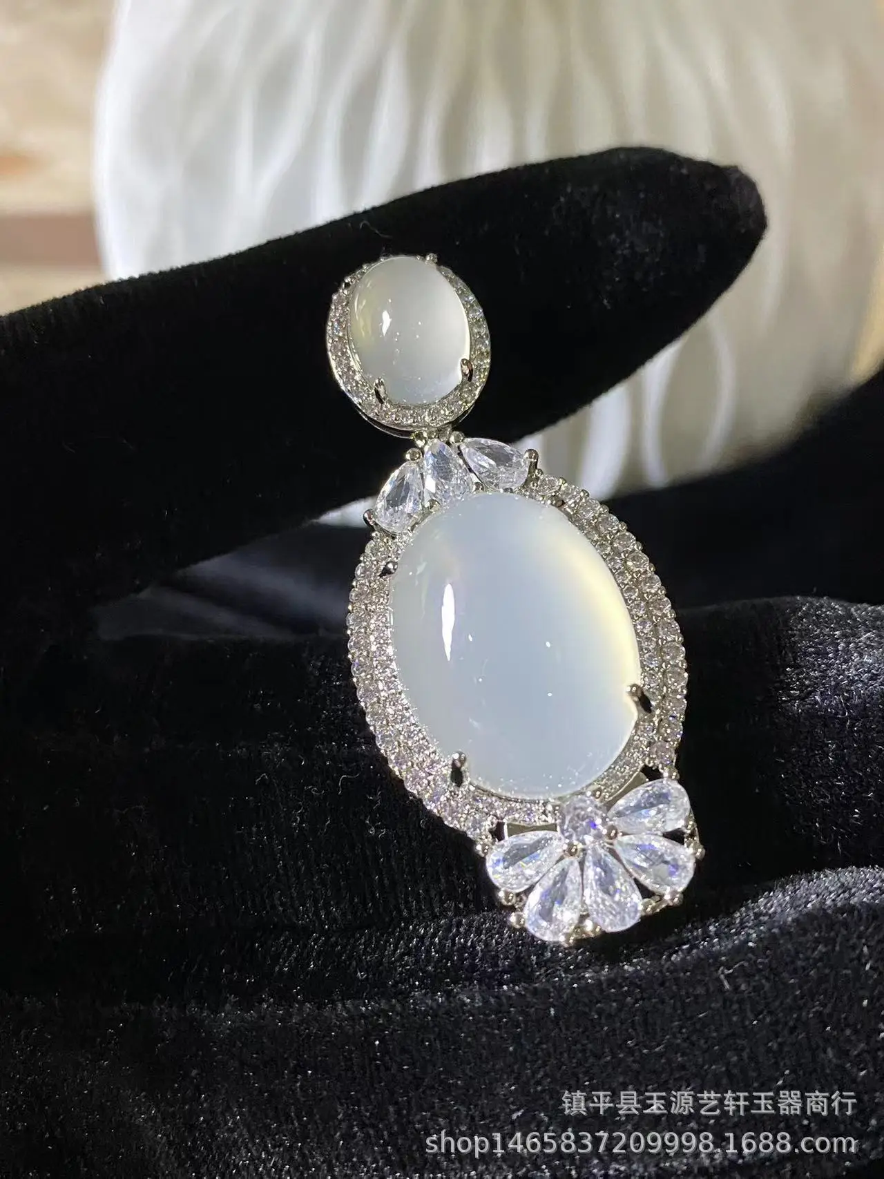 High Ice Chalcedony Egg Pendant 925 Silver Plated — feature 6