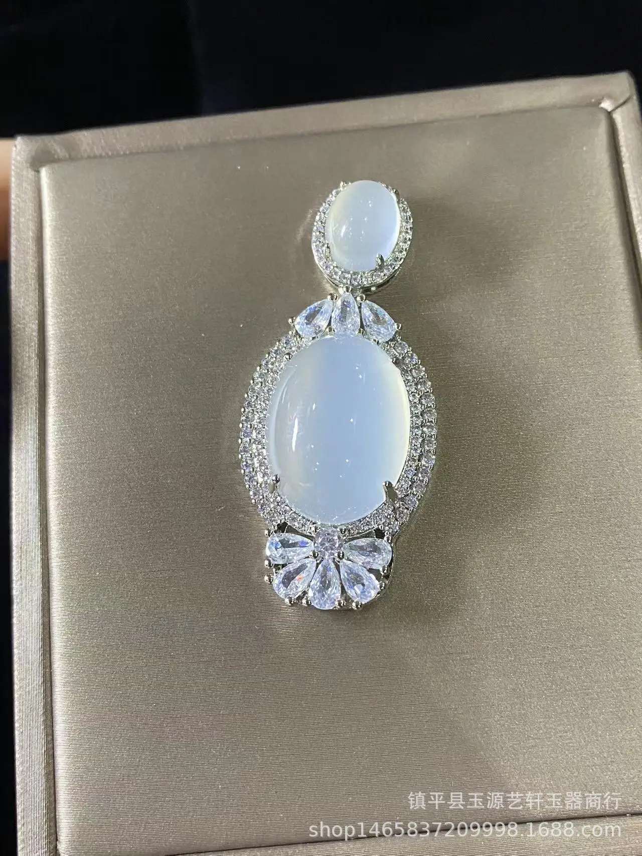High Ice Chalcedony Egg Pendant 925 Silver Plated — feature 7