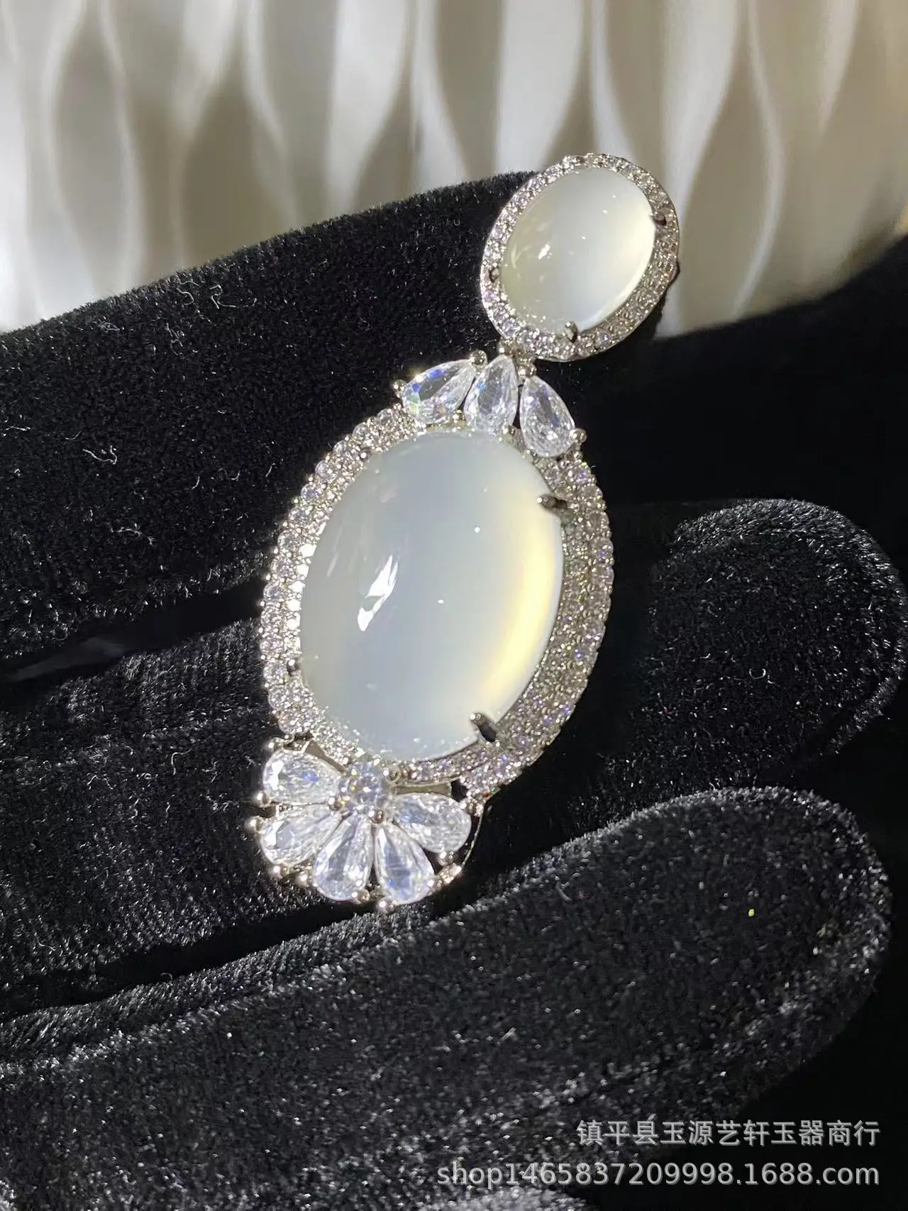 High Ice Chalcedony Egg Pendant 925 Silver Plated — feature 9
