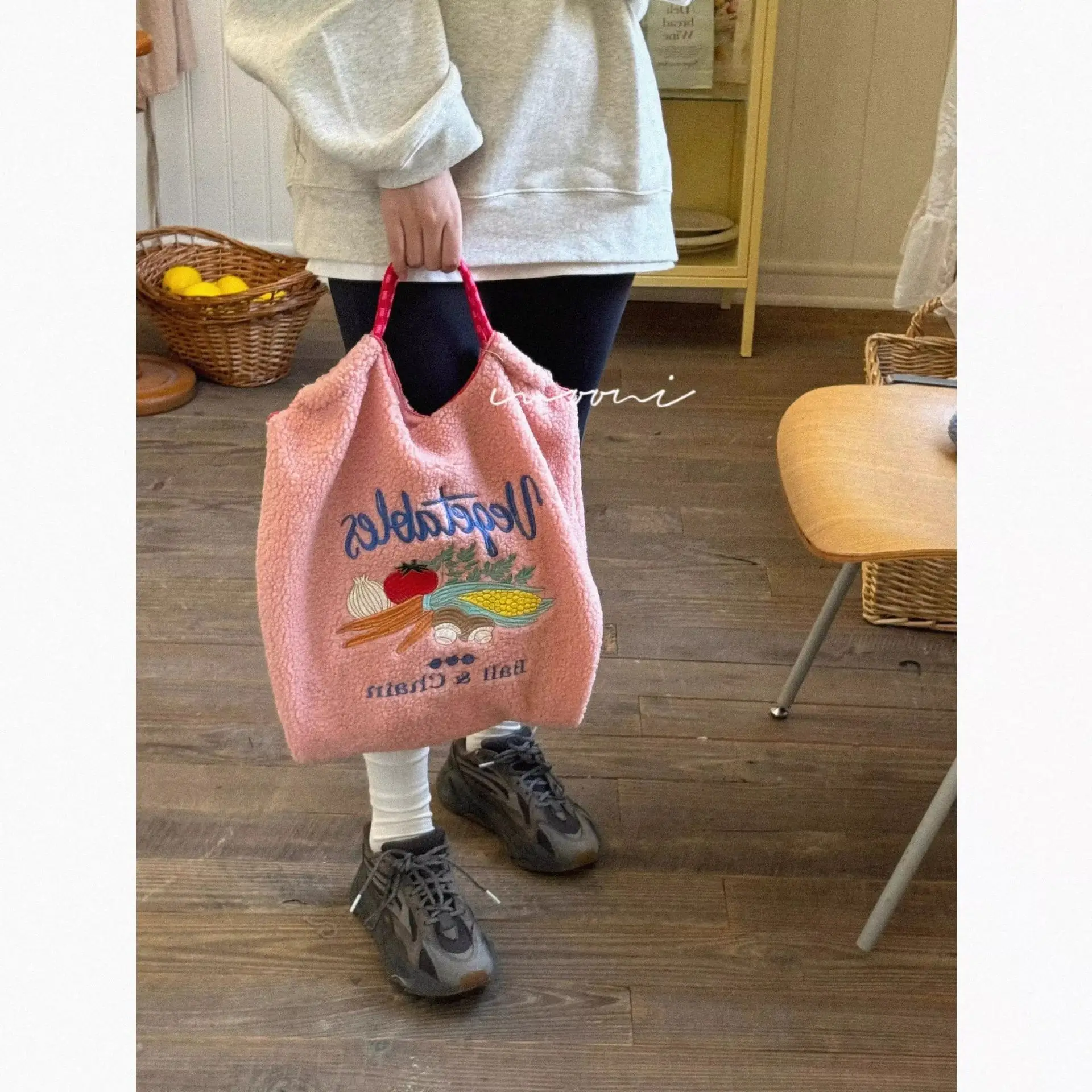 2024 Winter Japanese Embroidery Plush Shoulder Bag — feature 12