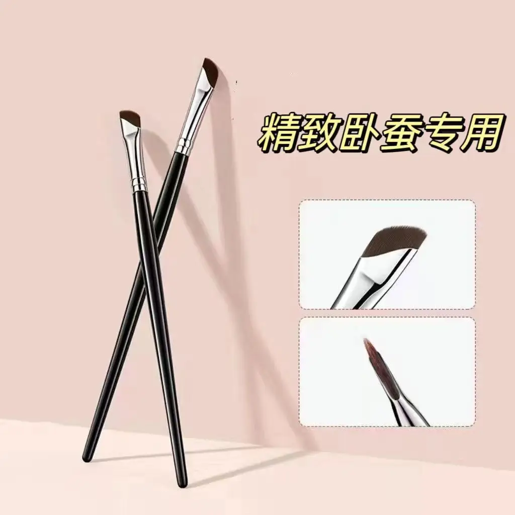 New Oblique Blade Eyeliner Brush for Precision Application — feature 1