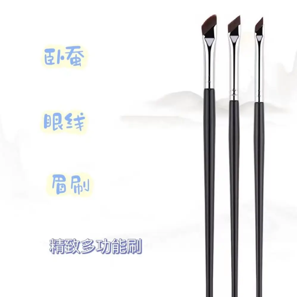 New Oblique Blade Eyeliner Brush for Precision Application — feature 3