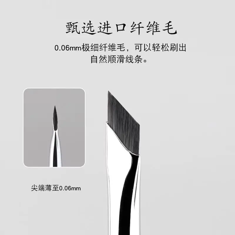 New Oblique Blade Eyeliner Brush for Precision Application — feature 6