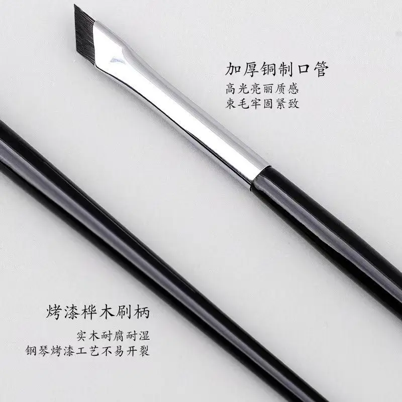 New Oblique Blade Eyeliner Brush for Precision Application — feature 7