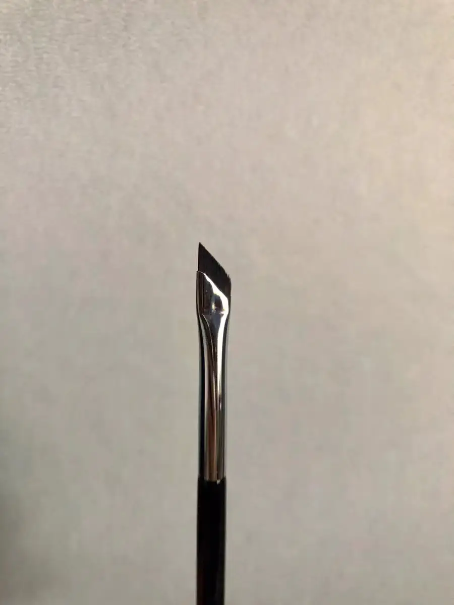 New Oblique Blade Eyeliner Brush for Precision Application - Image 2