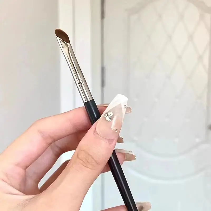 New Oblique Blade Eyeliner Brush for Precision Application - Image 3