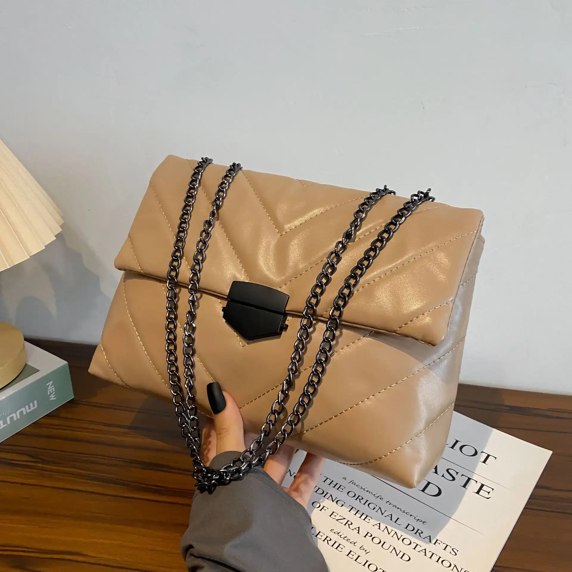 Black Rhombus Chain Messenger Bag for Women - Image 5