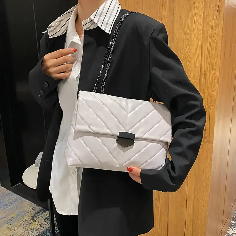 Black Rhombus Chain Messenger Bag for Women - Image 6