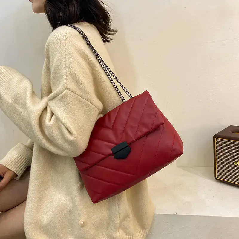 Black Rhombus Chain Messenger Bag for Women - Image 7