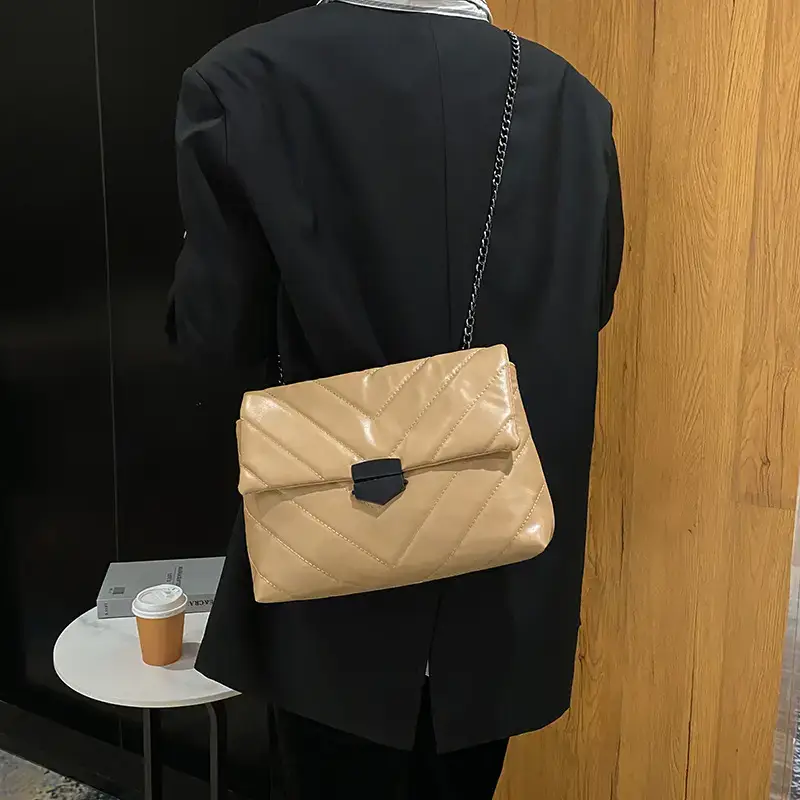 Black Rhombus Chain Messenger Bag for Women - Image 8