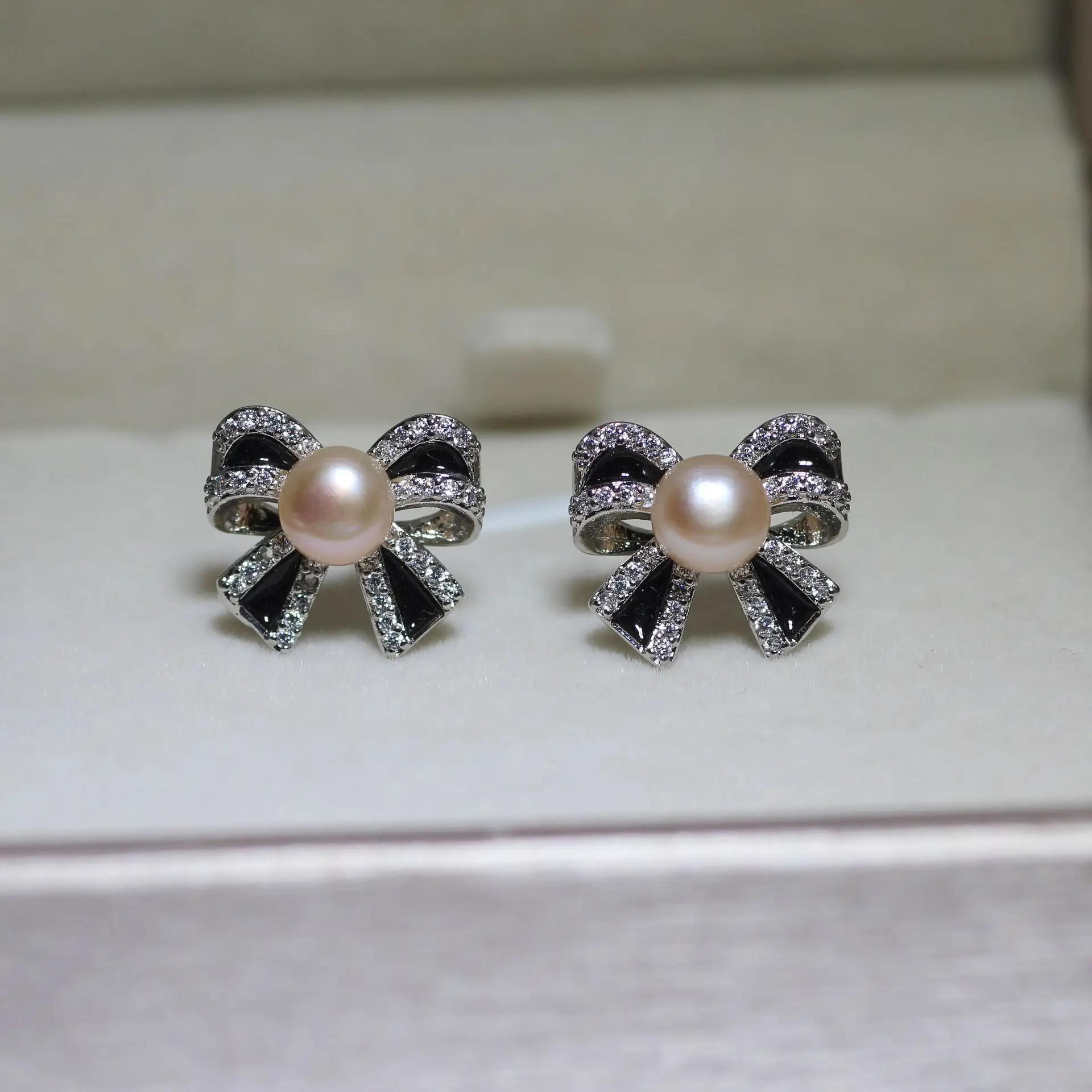 S925 Silver Pearl Bow Earrings High Bow Retro Trendy — feature 3