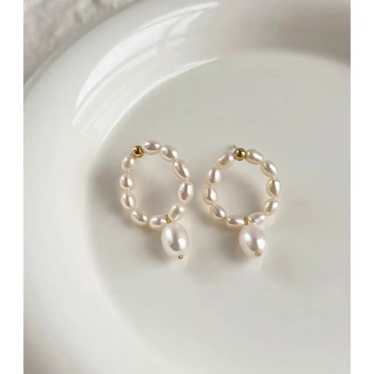 Women's French Temperament Pearl Earrings Silver Needle Set - Image 5