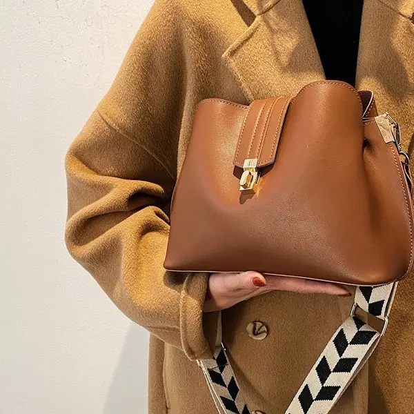 Brown Leather Crossbody Bag with Gold Clasp - Image 6