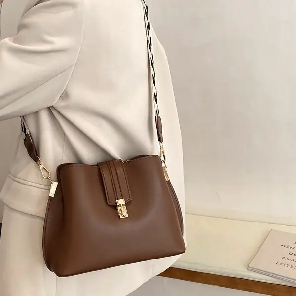 Brown Leather Crossbody Bag with Gold Clasp - Image 7