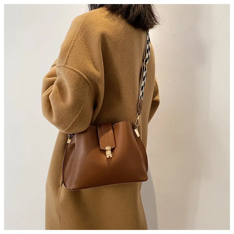 Brown Leather Crossbody Bag with Gold Clasp — feature 10