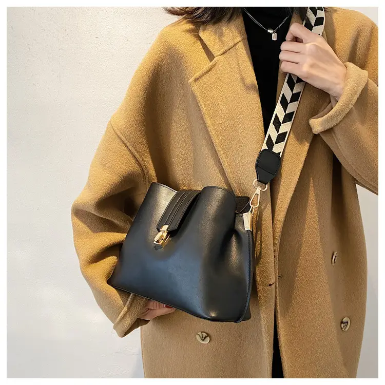 Brown Leather Crossbody Bag with Gold Clasp — feature 16