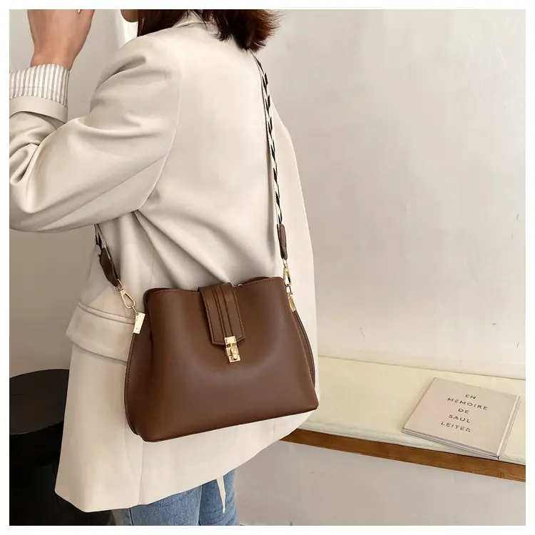 Brown Leather Crossbody Bag with Gold Clasp — feature 17