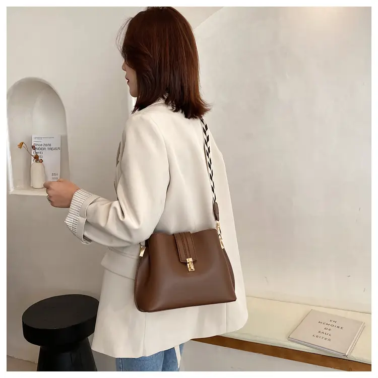Brown Leather Crossbody Bag with Gold Clasp — feature 18