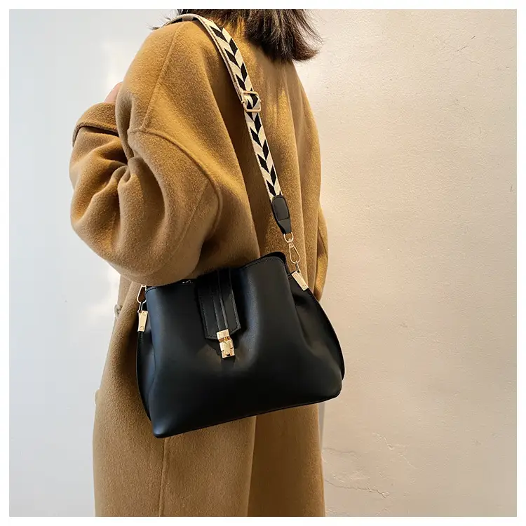 Brown Leather Crossbody Bag with Gold Clasp — feature 25