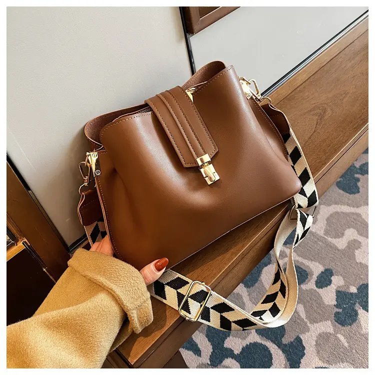 Brown Leather Crossbody Bag with Gold Clasp — feature 26