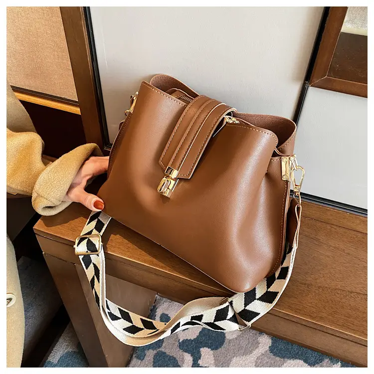 Brown Leather Crossbody Bag with Gold Clasp — feature 27