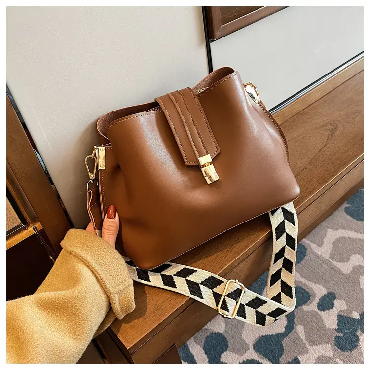 Brown Leather Crossbody Bag with Gold Clasp — feature 28