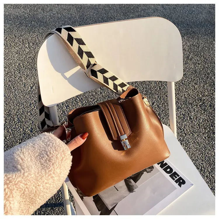 Brown Leather Crossbody Bag with Gold Clasp — feature 29