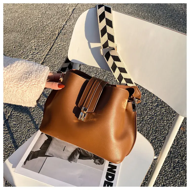 Brown Leather Crossbody Bag with Gold Clasp — feature 30