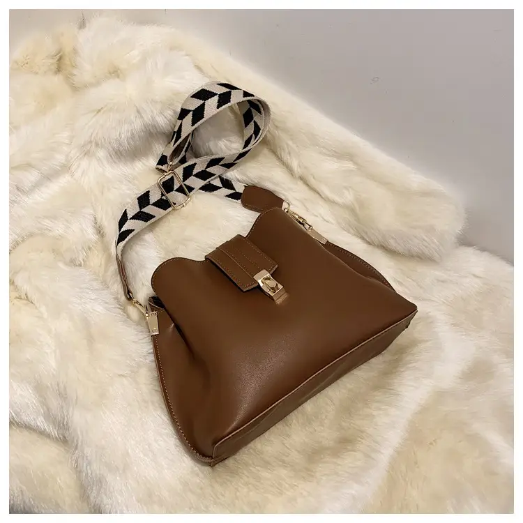 Brown Leather Crossbody Bag with Gold Clasp — feature 31