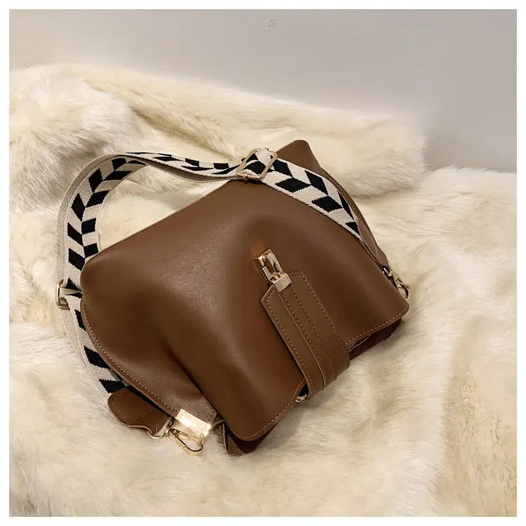 Brown Leather Crossbody Bag with Gold Clasp — feature 32